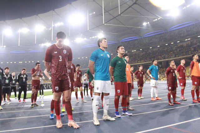 Các cầu thủ Thái Lan đứng xin lỗi người hâm mộ sau trận đấu