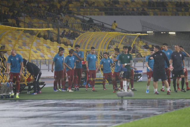 Thời tiết không thuận sự thuận lợi ở Malaysia, cơn mưa trước trận đấu khiến sân Bukit Jalil khá ẩm ướt