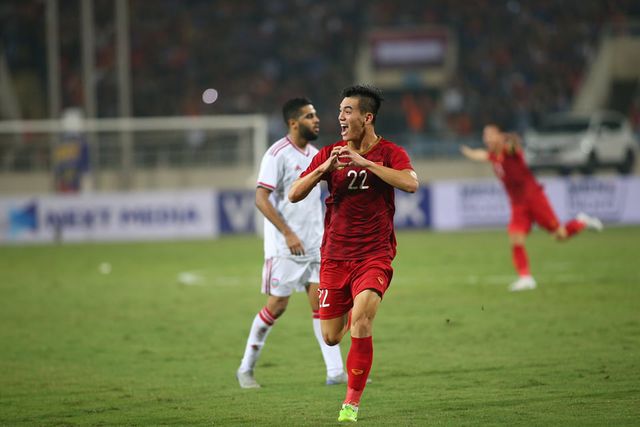 Tiến Linh bất ngờ có cú sút xa tuyệt vời để xé lưới UAE ở phút 44