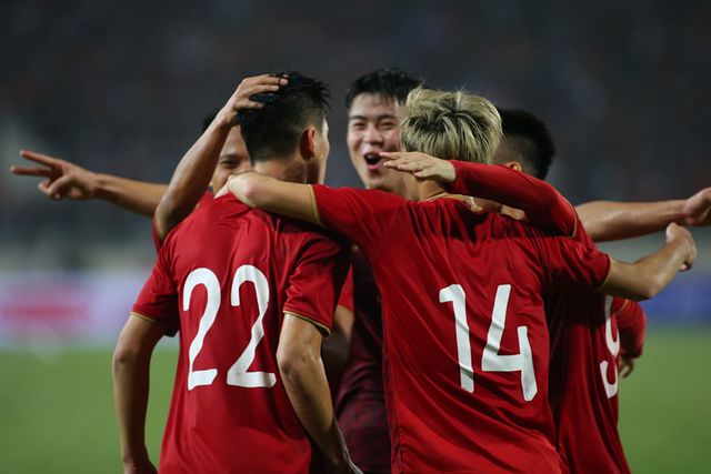 Các cầu thủ Việt Nam ăn mừng sau bàn thắng của Tiến Linh