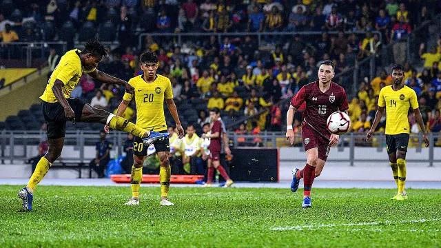 Thái Lan thua ngược trước đội chủ nhà Malaysia (áo vàng)