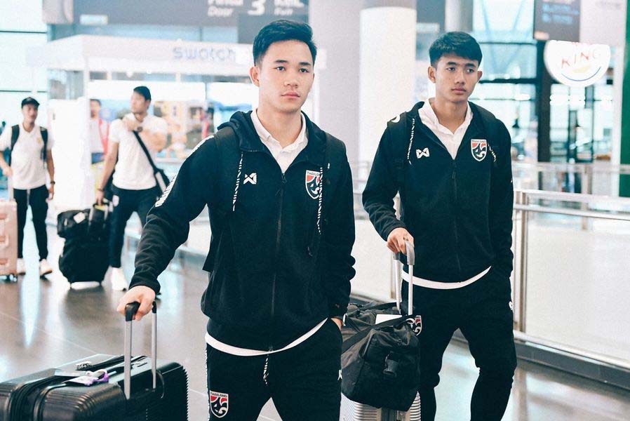 Các cầu thủ Thái Lan từ Malaysia sang Hà Nội, chuẩn bị đấu tuyển Việt Nam ở Mỹ Đình.