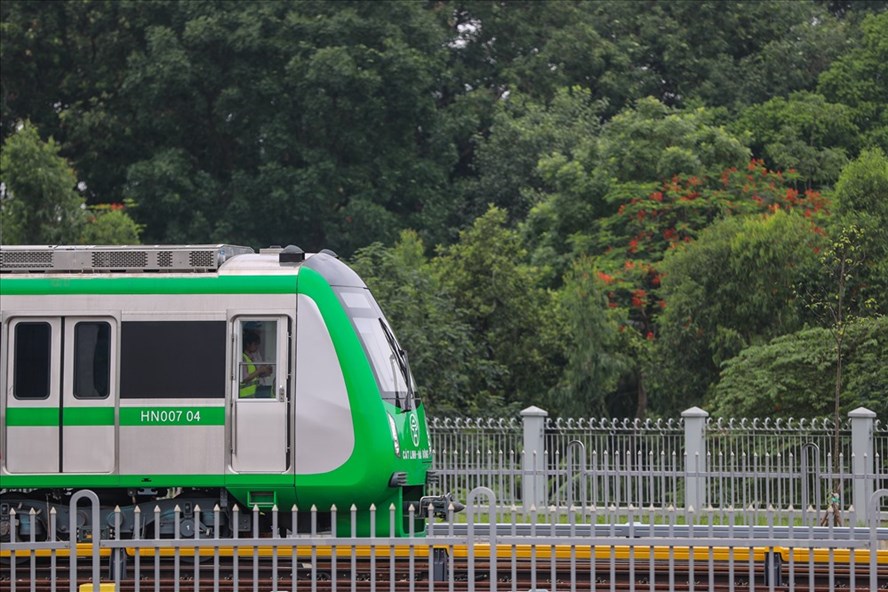 Dự án đường sắt Cát Linh - Hà Đông chậm đưa vào sử dụng cũng đã ảnh hưởng đến tâm lý của người lao động. Ảnh: Sơn Tùng