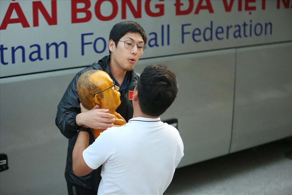 Bức tượng được trợ lý huấn luyện viên cất giữ và bảo quản để huấn luyện Park Hang-seo quay lại sân tập cùng các học trò. Ảnh: Đông Đông