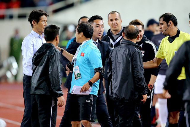 HLV Park Hang Seo nổi nóng với dàn trợ lý huấn luyện viên tuyển Thái Lan