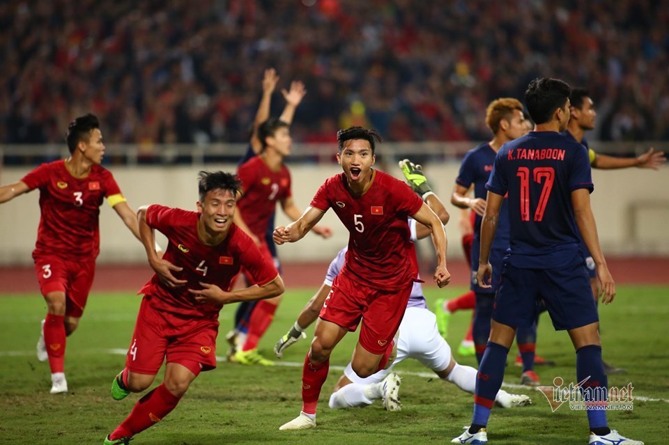 Tuyển Việt Nam chơi tưng bừng trước Thái Lan trong hiệp 1