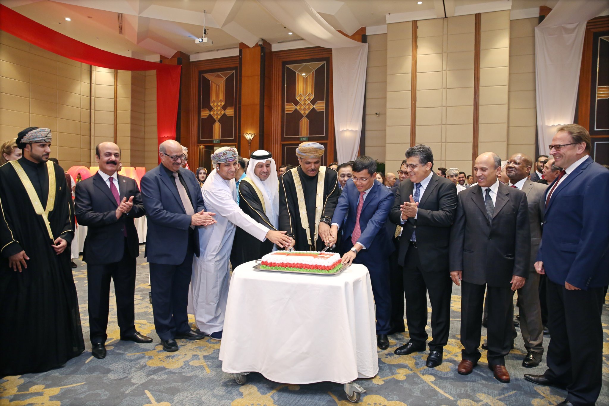 Lãnh đạo ngoại giao VN-Oman cắt bánh mừng quốc khánh Vương quốc Oman