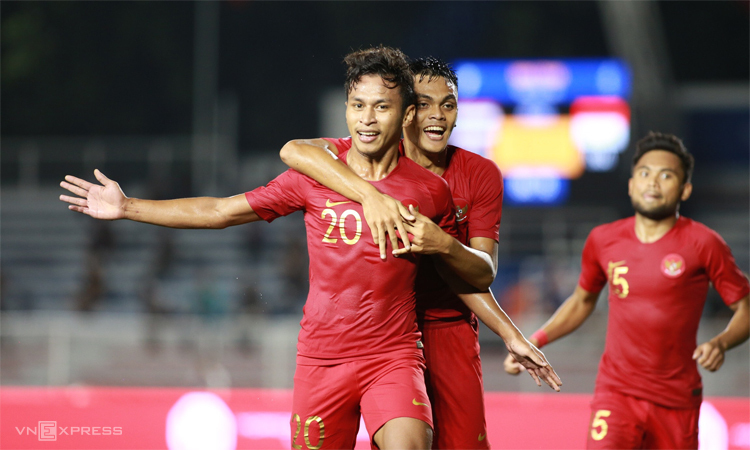 Tiền đạo vào sân từ ghế dự bị Osvaldo ấn định chiến thắng 2-0 cho Indonesia. Ảnh: Lâm Thỏa.