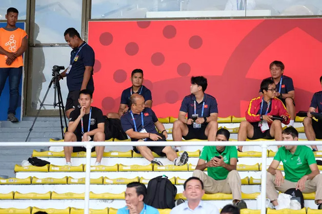 HLV Park Hang Seo theo dõi kỹ hai trận đấu của U22 Thái Lan và U22 Lào hôm qua