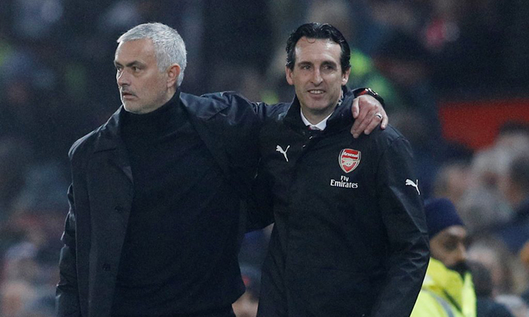 Mourinho (trái) từng đối đầu Emery một lần ở Ngoại hạng Anh, đầu mùa 2018-2019. Ảnh: Reuters.
