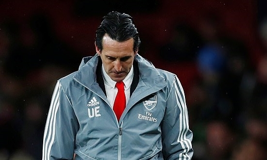 Emery buồn bã rời sân Emirates sau khi Arsenal thua Frankfurt ở Europa League tối 28/11. Ảnh: Reutes.