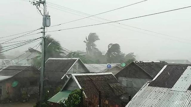 Bão Kammuri tấn công thị trấn Gamay, tỉnh Bắc Samar ngày 2/12 (Ảnh: AFP)