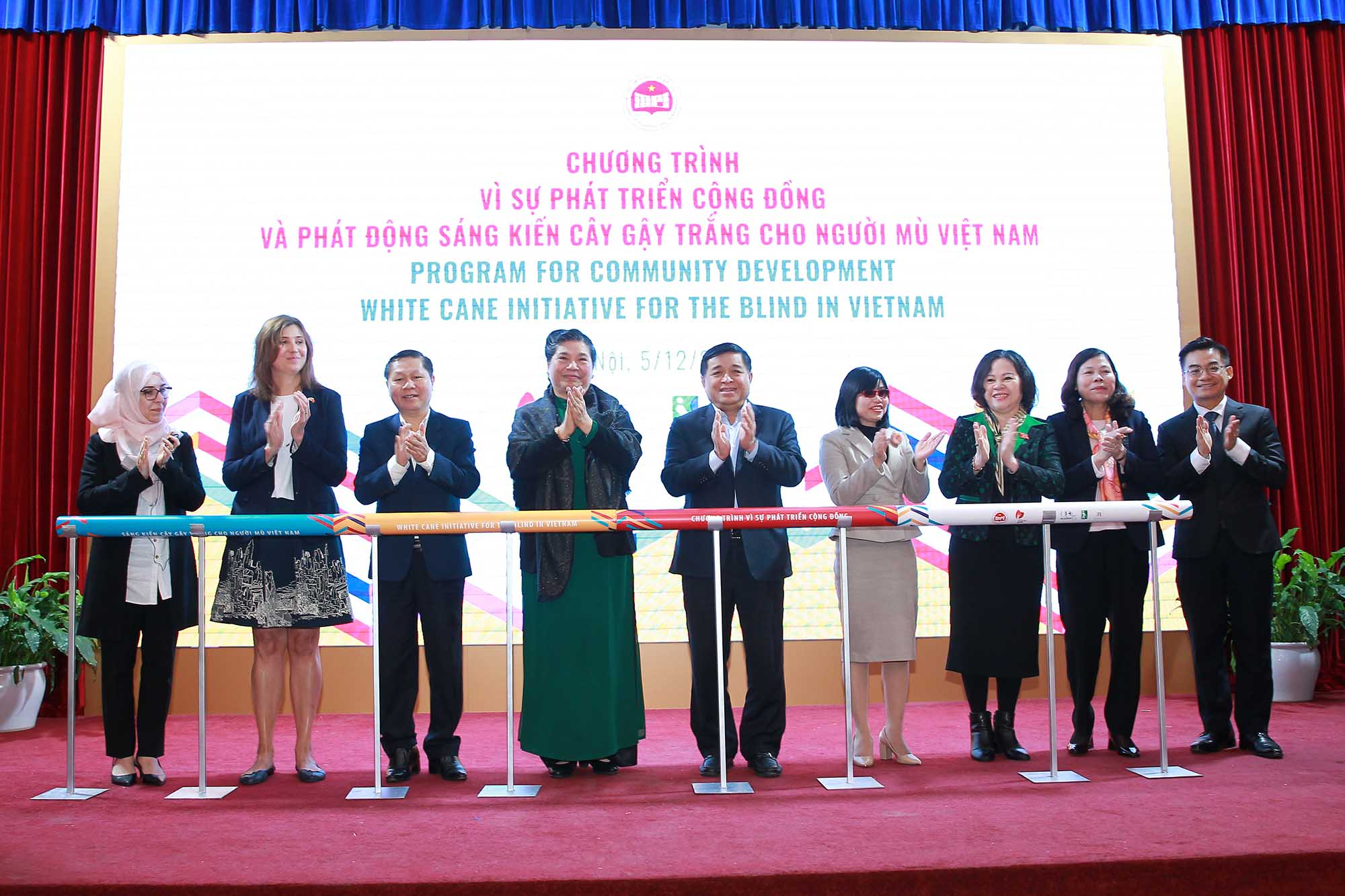 Sáng kiến Cây gậy trắng cho người mù Việt Nam nhận được sự quan tâm lớn của nhiều tổ chức, cá nhân trong nước và quốc tế (Ảnh: Chí Cường)