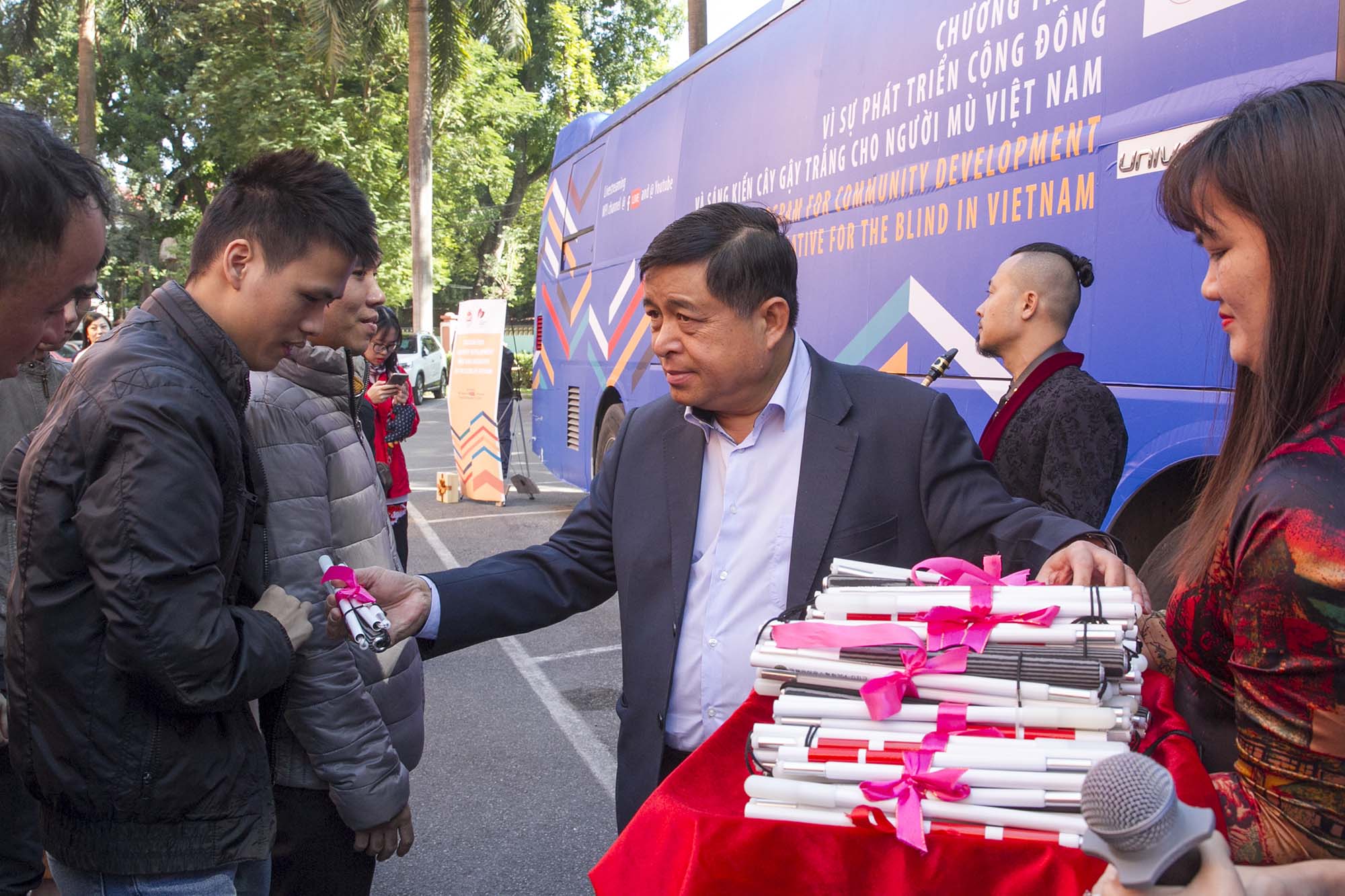 Bộ trưởng Nguyễn Chí Dũng trao tận tay những cây gậy trắng cho người mù, người khiếm thị
