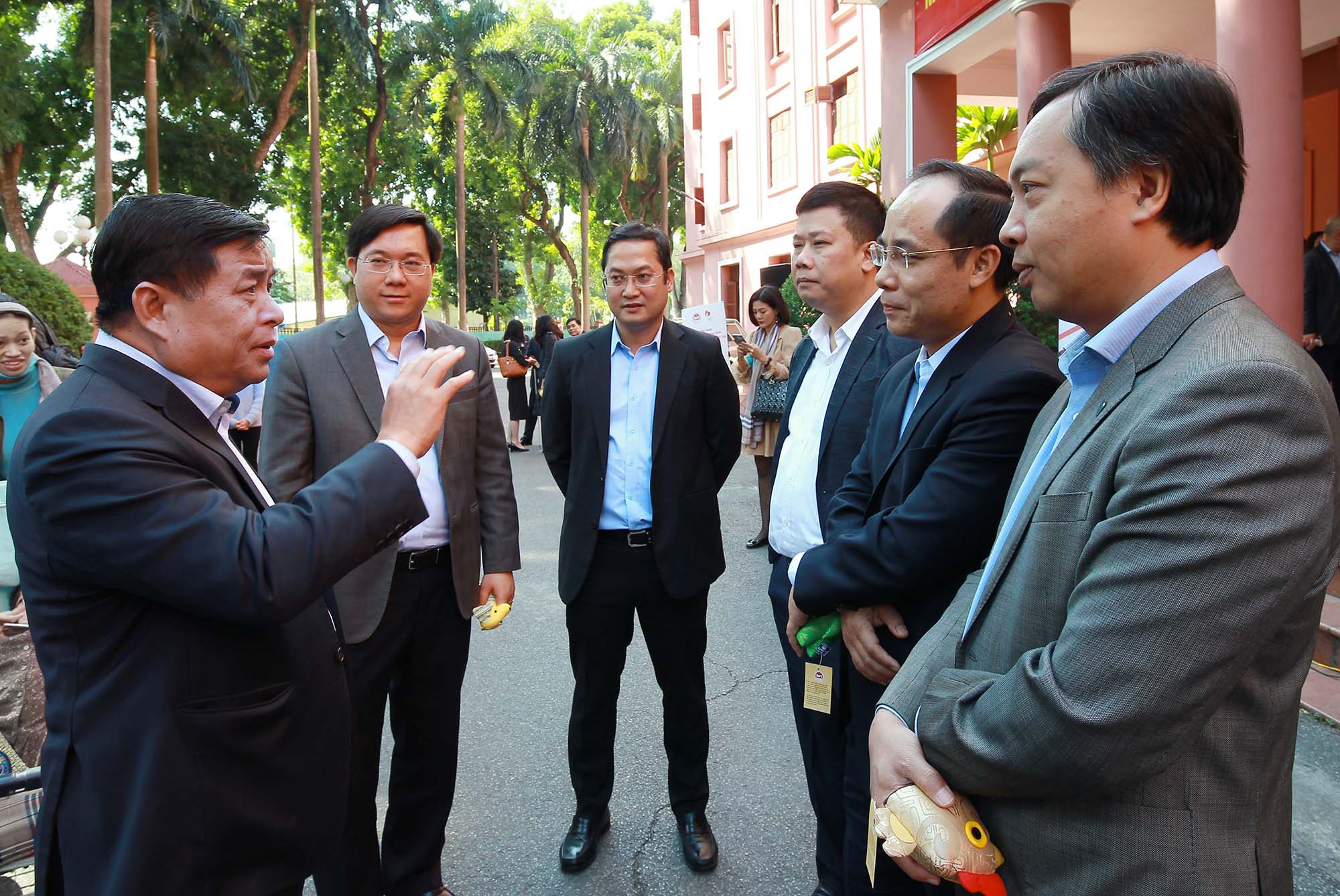 Bộ trưởng Nguyễn Chí Dũng trao đổi với lãnh đạo các đơn vị thuộc Bộ về chương trình
