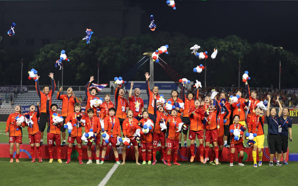 Đội tuyển bóng đá nữ, thưởng lớn: Những thước hình về thành tích ấn tượng của đội tuyển bóng đá nữ Việt Nam sẽ khiến bạn đầy cảm hứng. Thấy được sự nỗ lực của các cô gái trên sân cỏ cũng như sự ủng hộ của người hâm mộ, bạn sẽ thấy động lực lớn để theo đuổi ước mơ của mình.