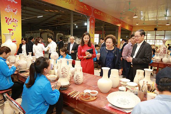 C&oacute; thể n&oacute;i, Gốm Chu Đậu giữ vị tr&iacute; quan trọng trong lịch sử thủ c&ocirc;ng mỹ nghệ của Việt Nam, hiện đang được g&igrave;n giữ v&agrave; ph&aacute;t huy bởi C&ocirc;ng ty cổ phần Gốm Chu Đậu &ndash; một th&agrave;nh vi&ecirc;n của Tập đo&agrave;n BRG.