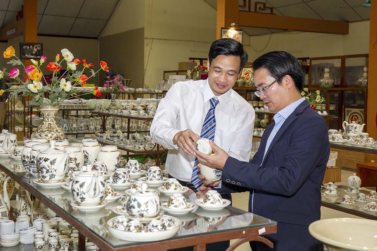 Theo b&uacute;t k&yacute; lưu lại tr&ecirc;n chiếc b&igrave;nh gốm Hoa Lam đang được trưng b&agrave;y tại bảo t&agrave;ng Topaki Saray (th&agrave;nh phố Istanbul, Thổ Nhĩ Kỳ), được ph&aacute;t hiện v&agrave;o những năm 80 của thế kỷ XX th&igrave; b&agrave; B&ugrave;i Thị H&yacute; l&agrave; nữ doanh nh&acirc;n đầu ti&ecirc;n trong lịch sử Việt Nam v&agrave; cũng ch&iacute;nh l&agrave; b&agrave; tổ nghề gốm Chu Đậu.