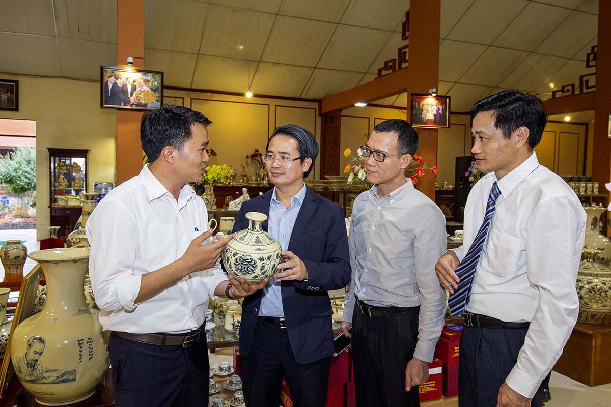 V&agrave;o th&aacute;ng 4/1983, c&aacute;c nh&agrave; khảo cổ học đ&atilde; nghi&ecirc;n cứu v&agrave; x&aacute;c định, khu vực l&agrave;ng Chu Đậu hiện nay l&agrave; nơi hưng thịnh của nghề gốm cao cấp c&oacute; ni&ecirc;n đại v&agrave;o khoảng thế kỷ thứ XII &ndash; XIII, ph&aacute;t triển rực rỡ v&agrave;o đầu thế kỷ XIV &ndash; XV với gần 600 năm lịch sử.