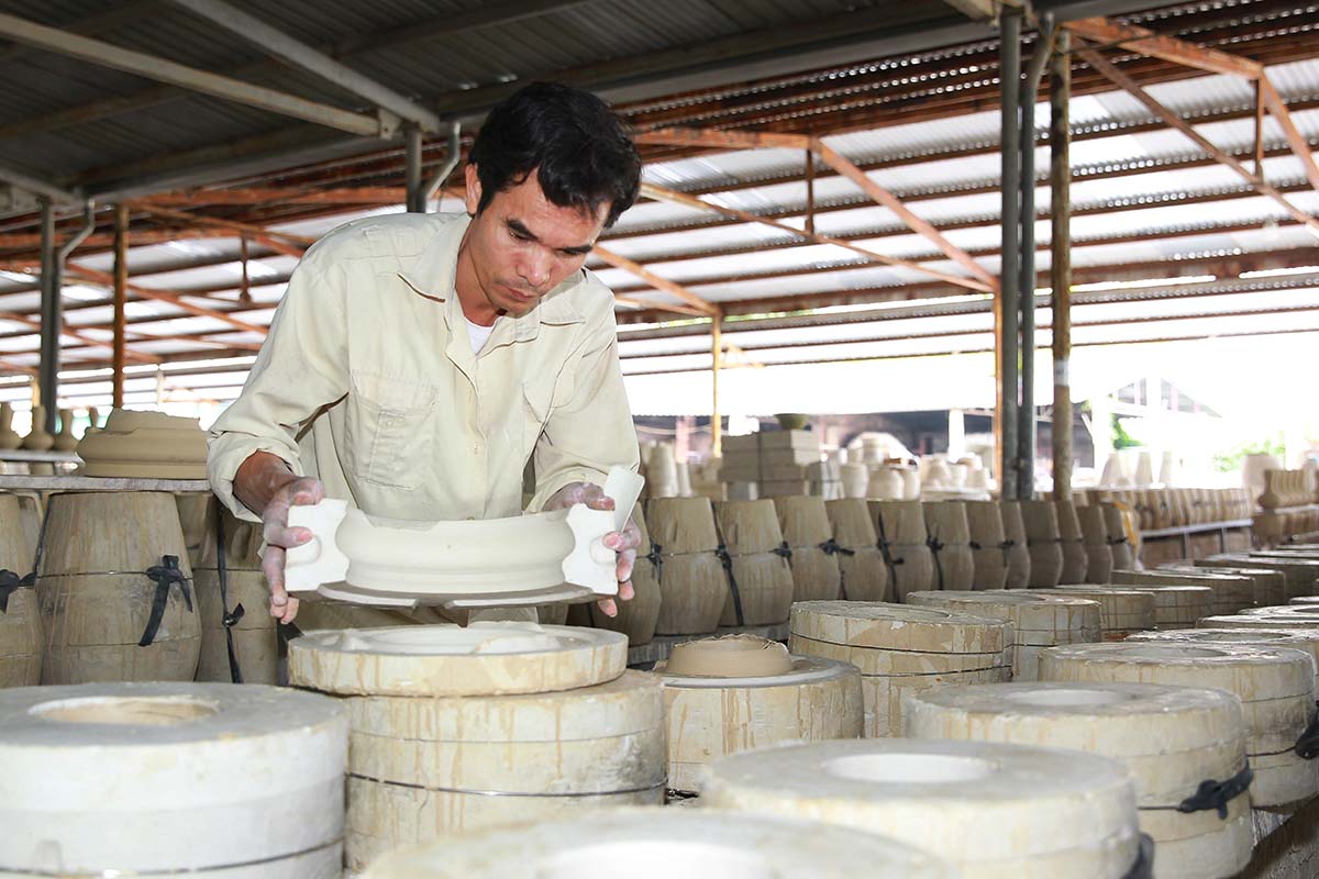 Qua 8 lần khai quật tr&ecirc;n tổng diện t&iacute;ch 70.000 m2 tại l&agrave;ng Chu Đậu, x&atilde; Th&aacute;i T&acirc;n v&agrave; x&atilde; Minh T&acirc;n, c&aacute;c nh&agrave; khảo cổ đ&atilde; ph&aacute;t hiện rất nhiều hiện vật gốm cổ c&ugrave;ng hơn 100 đ&aacute;y l&ograve; gốm dưới l&ograve;ng đất.