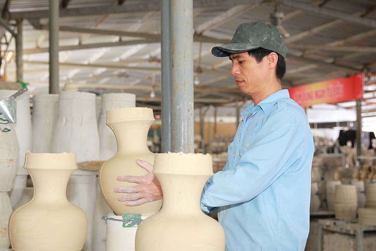 Những hiện vật khai quật được cho thấy, những t&aacute;c phẩm đồ gốm tinh xảo, qu&yacute; gi&aacute;, đậm hồn thi&ecirc;n nhi&ecirc;n với c&aacute;c m&agrave;u men đa dạng, hoa văn c&aacute;ch điệu sống động v&agrave; tinh tế l&agrave; sản phẩm được tạo t&aacute;c từ những b&agrave;n tay t&agrave;i hoa của người thợ gốm Chu Đậu xưa.