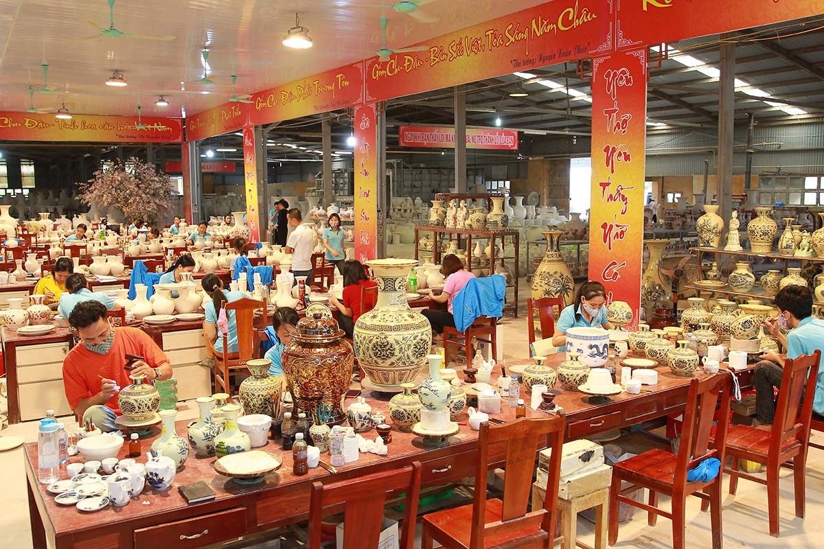 &Ocirc;ng Thức mong muốn, với quyết định c&ocirc;ng nhận l&agrave;ng nghề gốm Chu Đậu l&agrave; điểm du lịch, th&igrave; ph&ograve;ng trưng b&agrave;y v&agrave; giới thiệu sản phẩm, c&aacute;c xưởng sản xuất của C&ocirc;ng ty sẽ trở th&agrave;nh điểm tham quan, trải nghiệm quy tr&igrave;nh l&agrave;m gốm hấp dẫn đối với kh&aacute;ch du lịch khi đến với l&agrave;ng nghề.