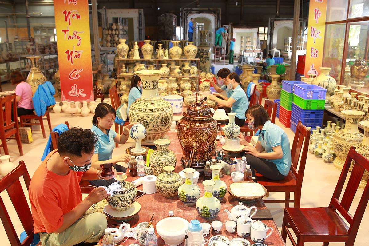 Trải qua h&agrave;ng trăm năm thất truyền, nhận thấy được gi&aacute; trị của việc phục dựng lại d&ograve;ng gốm mỹ nghệ cao cấp thuần Việt v&agrave; việc ph&aacute;t triển th&agrave;nh điểm du lịch v&ugrave;ng nghề, l&agrave;ng nghề. 