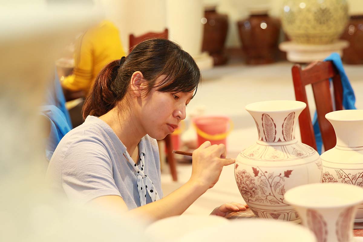 V&agrave;o năm 2001, Tổng C&ocirc;ng ty Thương mại H&agrave; Nội (Hapro), th&agrave;nh vi&ecirc;n của Tập đo&agrave;n BRG đ&atilde; quyết định th&agrave;nh lập X&iacute; nghiệp Gốm Chu Đậu, tiền th&acirc;n của C&ocirc;ng ty cổ phần Gốm Chu Đậu để nghi&ecirc;n cứu đầu tư, phục dựng lại d&ograve;ng gốm Chu Đậu.
