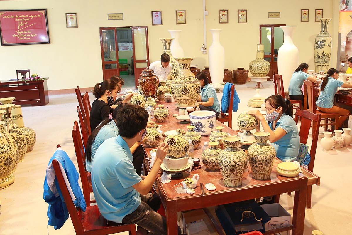 Chiếc đĩa kh&ocirc;ng những t&ocirc;n vinh t&agrave;i hoa của người nghệ nh&acirc;n Gốm Chu Đậu, m&agrave; c&ograve;n l&agrave;m rạng danh nghề gốm sứ Việt Nam xứng danh 10 chữ v&agrave;ng Thủ tướng Ch&iacute;nh phủ Nguyễn Xu&acirc;n Ph&uacute;c trao tặng: &ldquo;Gốm Chu Đậu, bản sắc Việt - Toả s&aacute;ng năm ch&acirc;u&rdquo;.