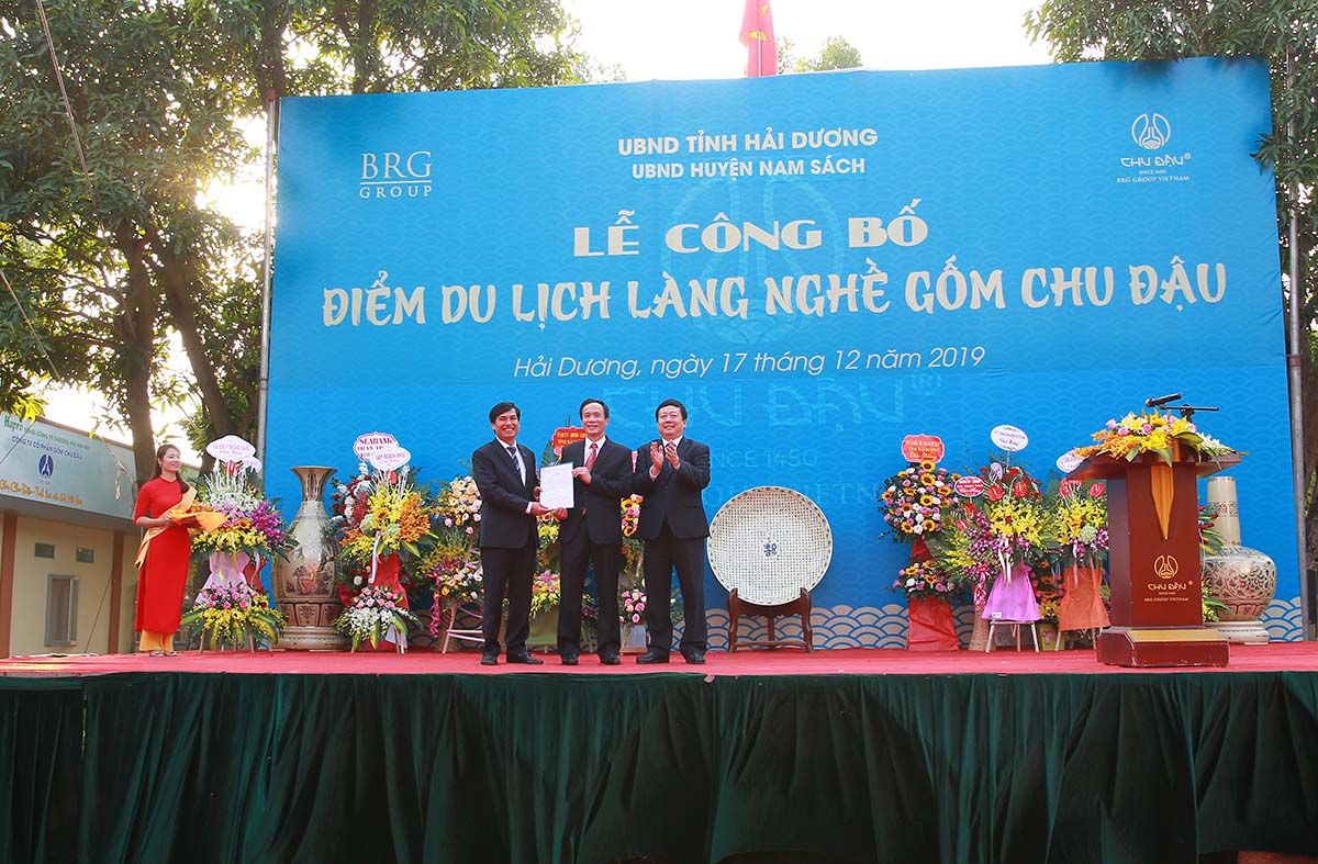 Lễ c&ocirc;ng bố trao quyết định c&ocirc;ng nhận điểm du lịch l&agrave;ng nghề Gốm Chu Đậu. Ảnh: Ch&iacute; Cường