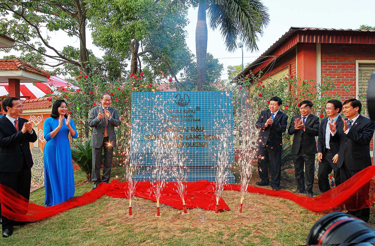 Nghi thức gắn biển điểm du lịch l&agrave;ng nghề Gốm Chu Đậu