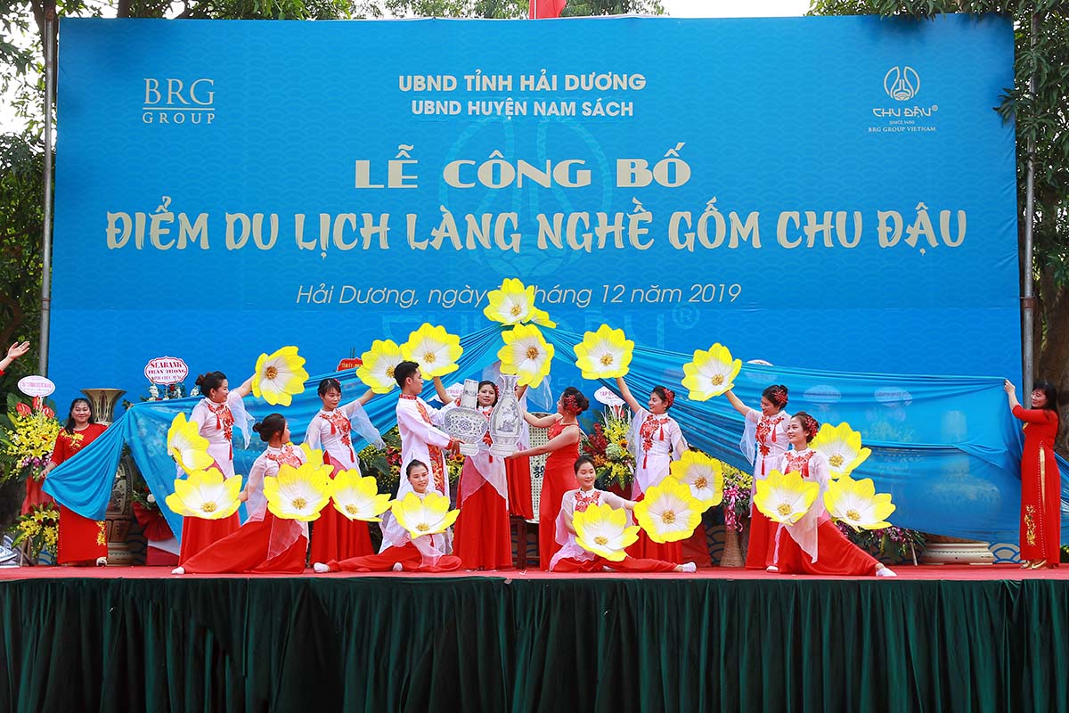 Đại diện cho Hapro, &ocirc;ng Vũ Thanh Sơn, Tổng Gi&aacute;m đốc Hapro cho biết, qua gần 20 năm h&igrave;nh th&agrave;nh v&agrave; ph&aacute;t triển, đến nay, C&ocirc;ng ty cổ phần Gốm Chu Đậu đ&atilde; phục hưng được h&agrave;ng trăm mẫu m&atilde; cổ đồng thời nghi&ecirc;n cứu th&agrave;nh c&ocirc;ng nhiều d&ograve;ng sản phẩm mới c&oacute; gi&aacute; trị v&agrave; được kh&aacute;ch h&agrave;ng ưa chuộng. 