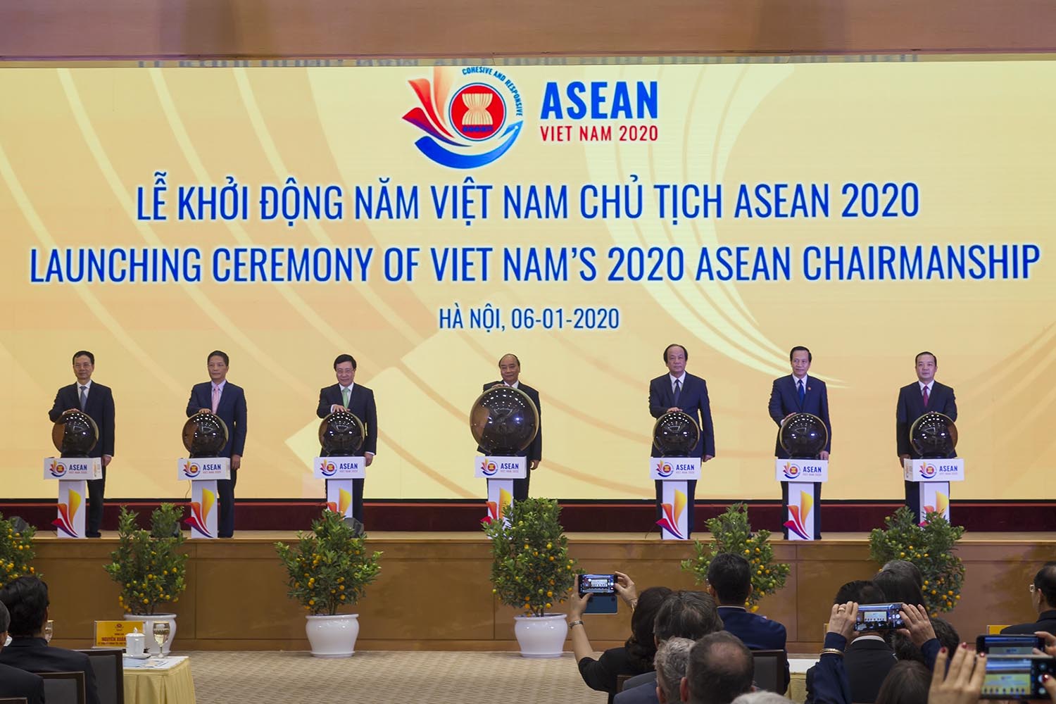 Thủ tướng Nguyễn Xuân Phúc, Phó Thủ tướng Phạm Bình Minh, lãnh đạo một số bộ ngành bấm nút khai trương website ASEAN 2020.