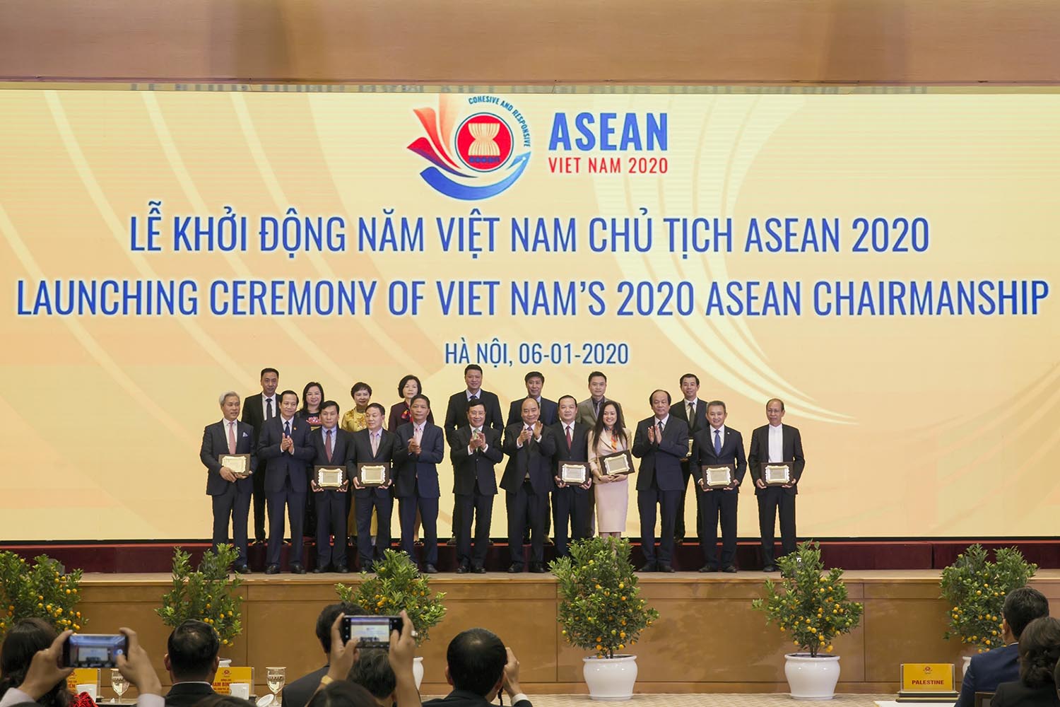 Thủ tướng Nguyễn Xuân Phúc, Phó Thủ tướng Phạm Bình Minh, lãnh đạo một số bộ ngành cùng các đơn vị tài trợ đặc biệt cho năm Chủ tịch ASEAN 2020