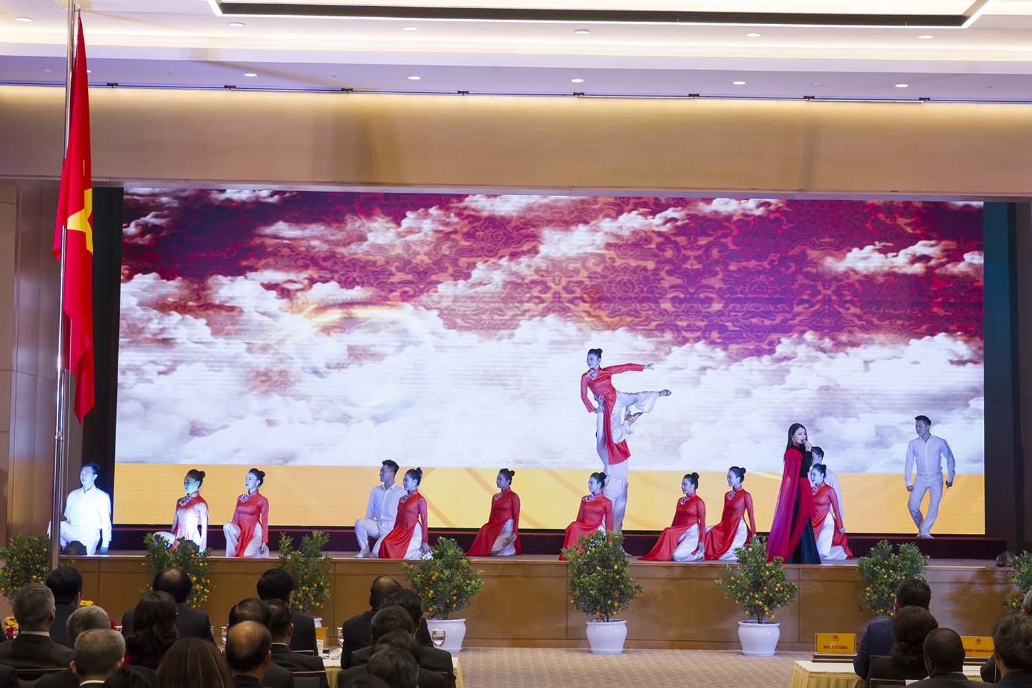 Để cùng các thành viên định hướng phát triển Cộng đồng ASEAN đến 2025 và xa hơn.