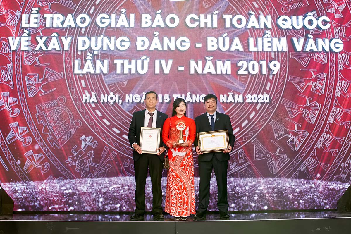 Nhóm tác giả (từ trái qua phải) Huy Hào - Hồng Hạnh - Hữu Tuấn của Báo Đầu tư đã được trao Giải C cho loạt bài: “Sáp nhập đơn vị hành chính: Cuộc cách mạng của ý Đảng, lòng Dân”