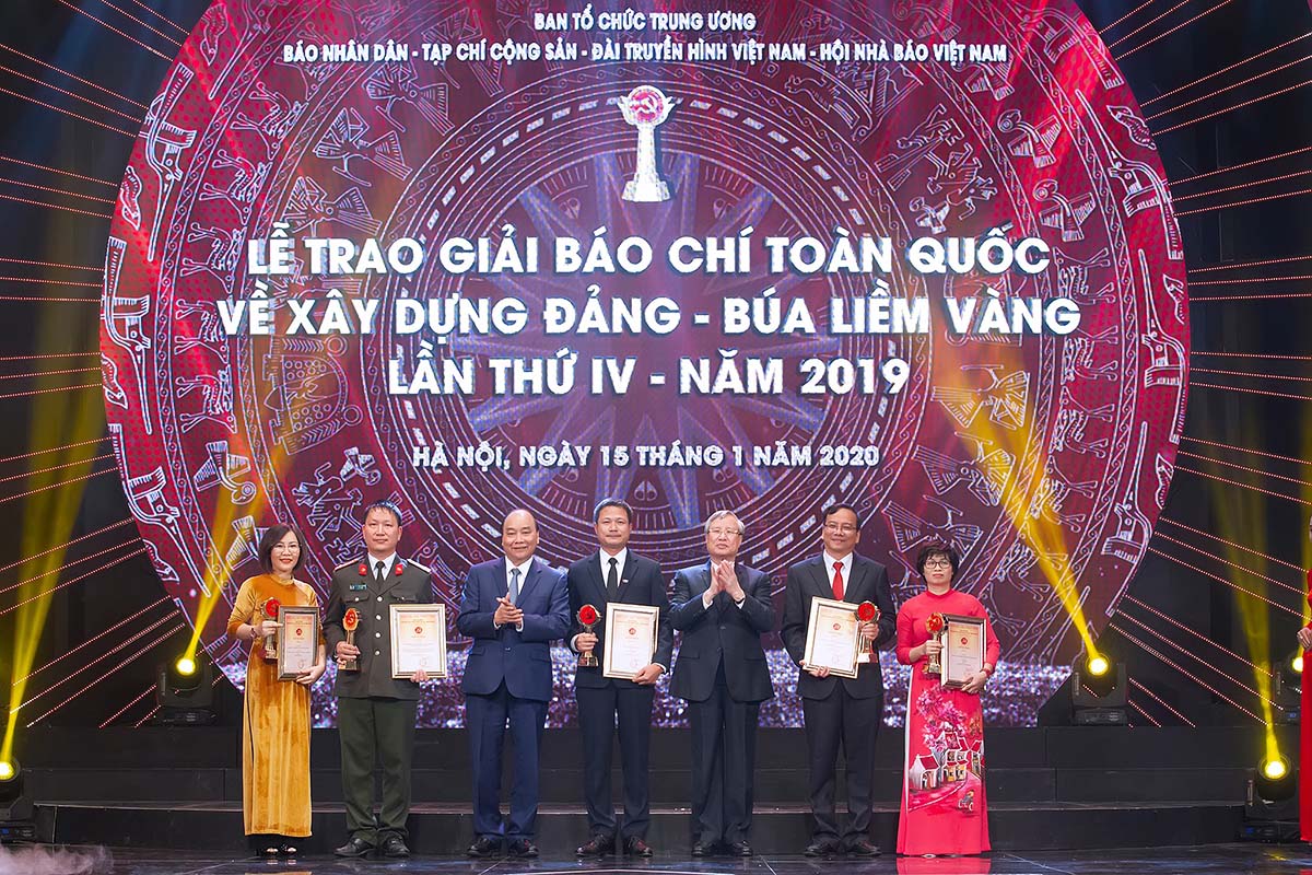 Ban tổ chức cũng đã trao hai giải mới là “Tác phẩm xuất sắc về bảo vệ nền tảng tư tưởng của Đảng” và “Tác phẩm xuất sắc của tác giả là người Việt Nam ở nước ngoài”. 16 tập thể tích cực tham gia đóng góp xây dựng giải cũng được tôn vinh tại buổi lễ.