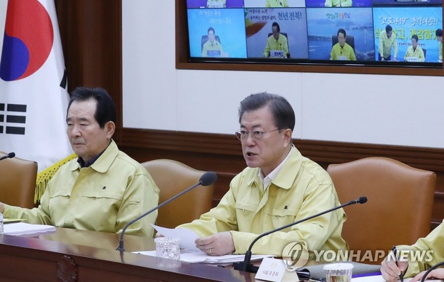 Tổng thống Hàn Quốc Moon Jae-in phát biểu trong một cuộc họp về phòng chống virus corona tại Seoul ngày 23/2. (Ảnh: Yonhap)