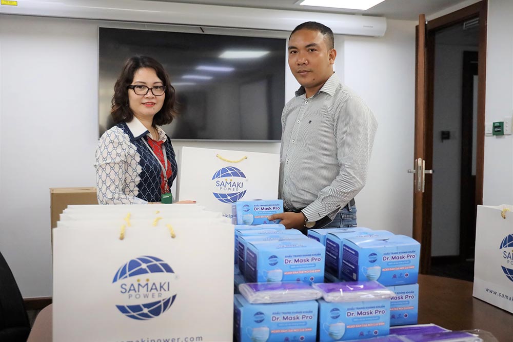 Ông Chung Minh- đại diện Công ty cổ phần Samaki Power- trao tặng khẩu trang y tế cho Trung tâm Báo chí TP. Hồ Chí Minh để phục vụ tại các sự kiện.