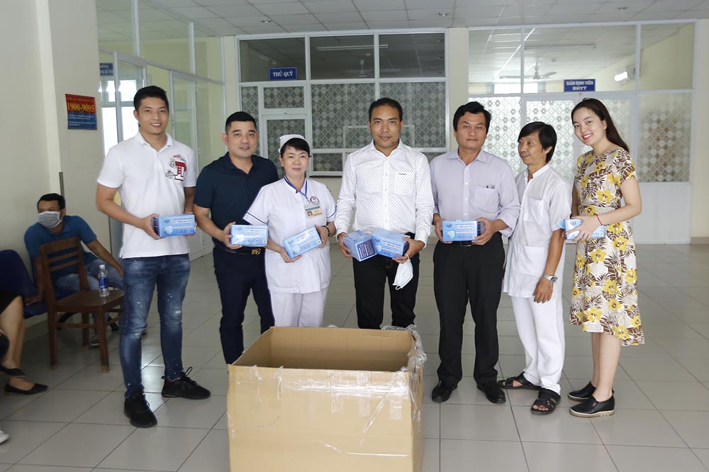 Công ty Cổ phần Samaki Power tặng khẩu trang tại Bệnh viện Phạm Ngọc Thạch TP.HCM.
