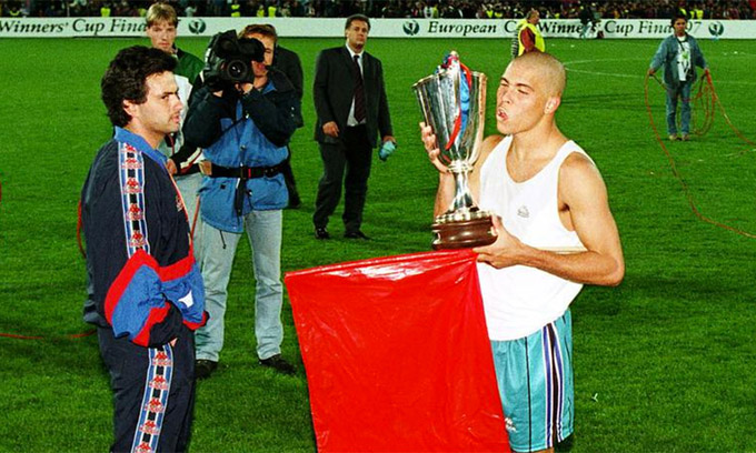 Mourinho chứng kiến Ronaldo mừng Cup C2 trong mùa giải duy nhất tiền đạo này khoác áo Barca - mùa 1996-1997. Ảnh: Action Images. 