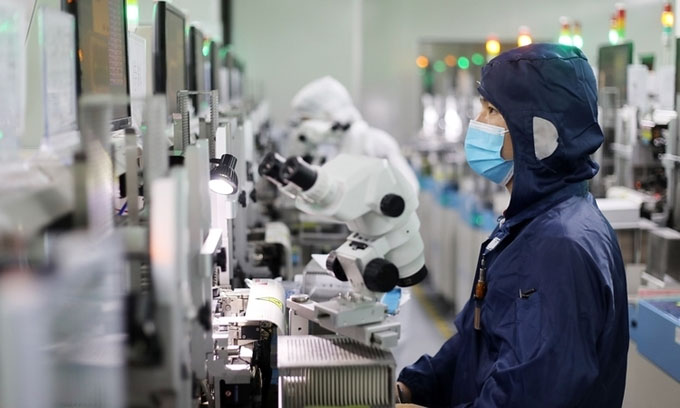 Nhân viên tại một nhà máy sản xuất LED ở Quảng Đông, Trung Quốc ngày 15/4. Ảnh: Reuters.