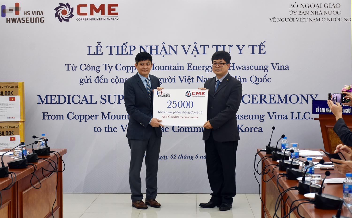 Đại diện Hwaseung Vina LLC trao khẩu trang y tế gửi tới kiều bào Việt Nam tại Hàn Quốc