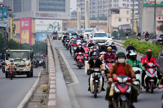 Người dân đeo khẩu trang khi đi trên đường phố Hà Nội. Ảnh: Giang Huy.