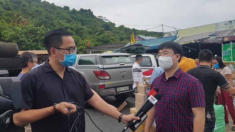 Nhóm phóng viên tại Đà Nẵng phỏng vấn ông Hà Ngọc Sơn (bìa phải)