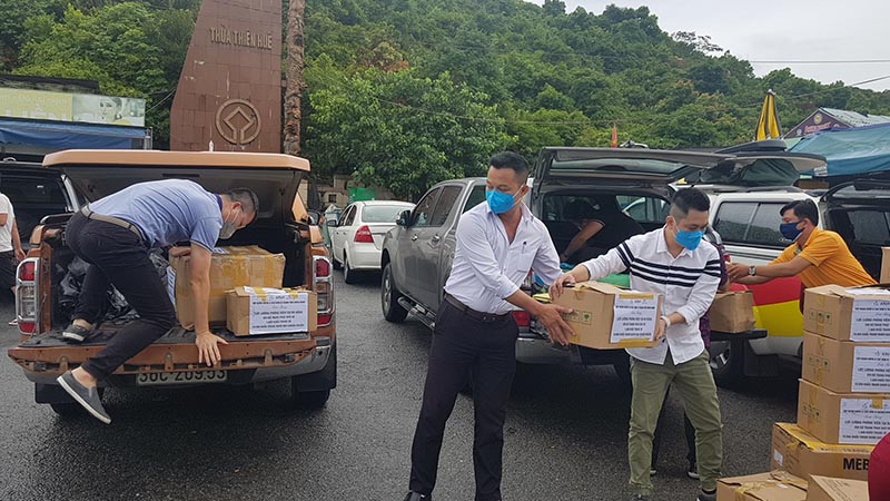 Hàng viện trợ vật tư y tế được chuyển lên xe ô tô của nhóm phóng viên tác nghiệp tại Đà Nẵng