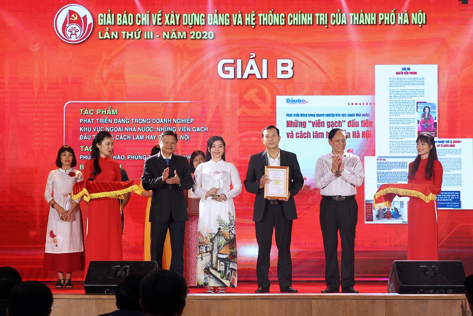 Nhà báo Phùng Huy Hào và Nhà báo Phùng Thị Hồng Hạnh (Báo Đầu tư) được vinh danh tại Giải B với tác phẩm “Phát triển Đảng trong doanh nghiệp khu vực ngoài Nhà nước: Những viên gạch đầu tiên và cách làm hay của Hà Nội”