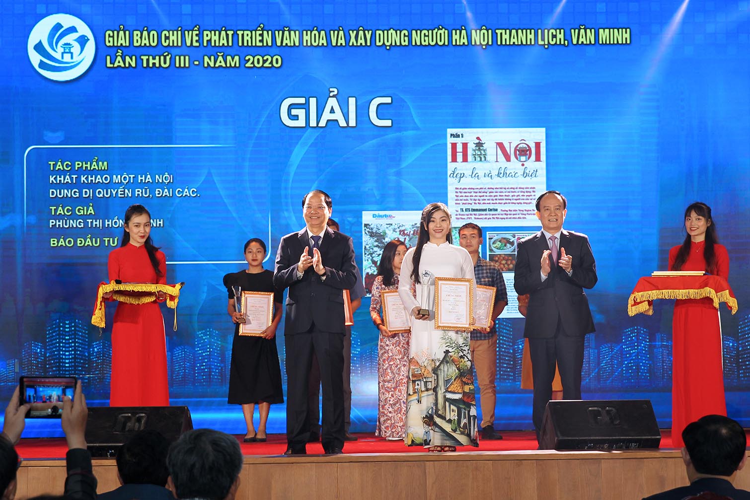 Nhà báo Phùng Thị Hồng Hạnh (Báo Đầu tư) nhận Giải C Giải Báo chí về Phát triển văn hóa và xây dựng người Hà Nội thanh lịch, văn minh