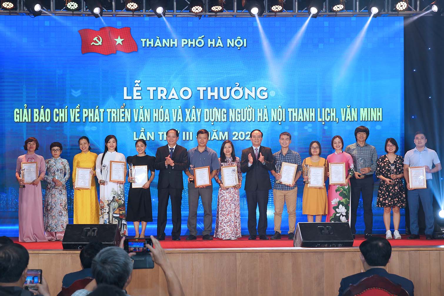 Các tác giả đoạt Giải C Giải Báo chí về Phát triển văn hóa và xây dựng người Hà Nội thanh lịch, văn minh