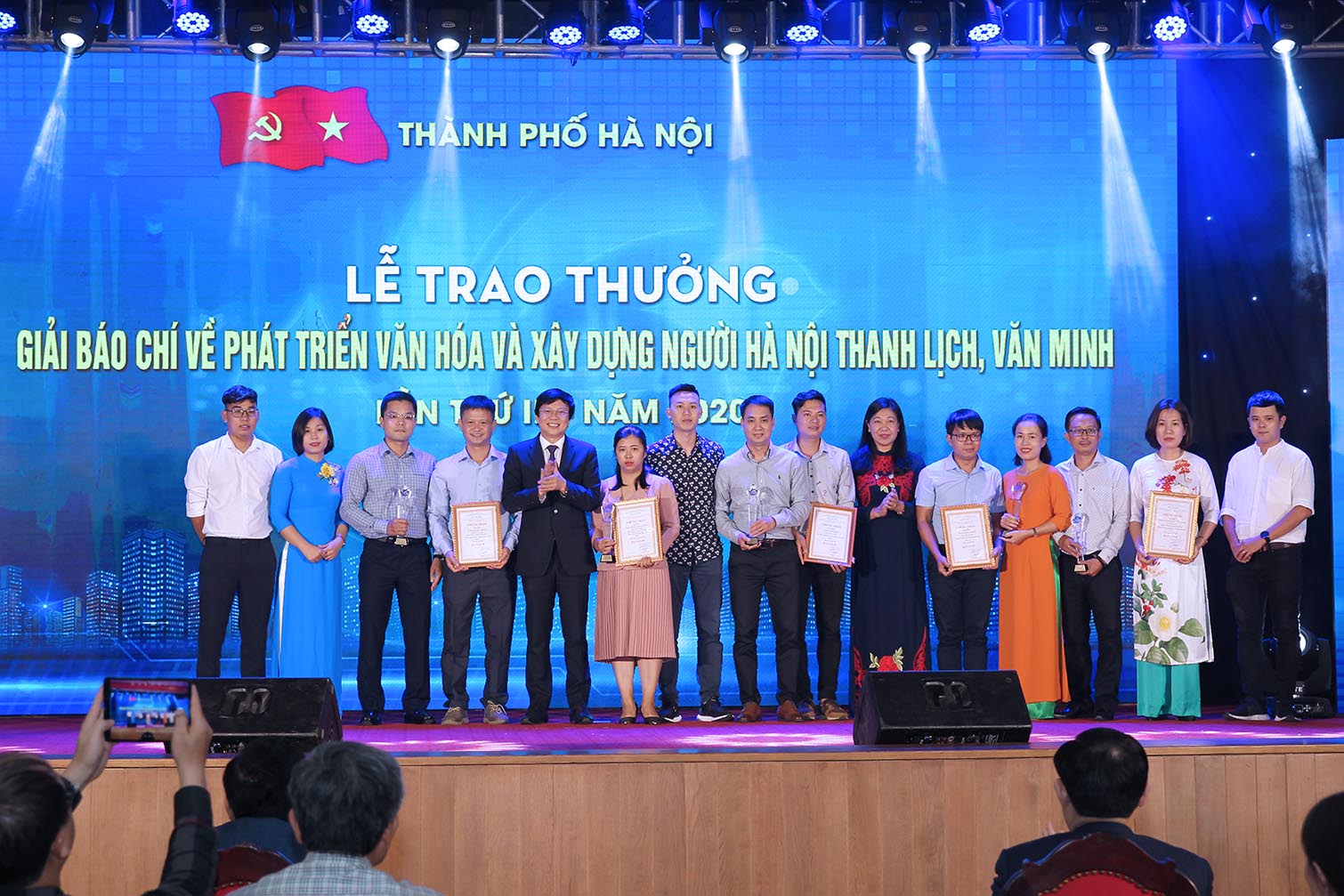 Phó Chủ tịch Thường trực Hội Nhà báo Việt Nam Hồ Quang Lợi trao Giải B Giải Báo chí về Phát triển văn hóa và xây dựng người Hà Nội thanh lịch, văn minh cho các tác giả